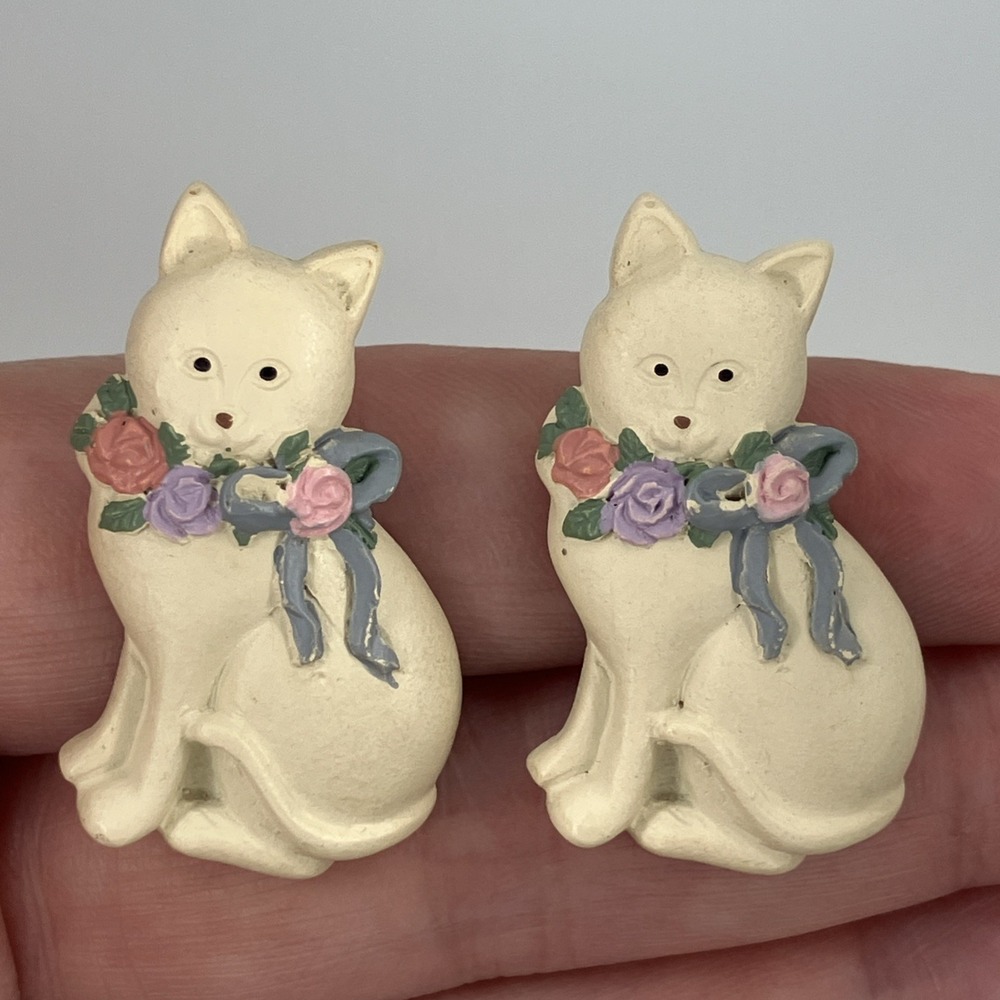Vtg White Cat Resin Earrings Post Floral Cottage Quirky Country Kitsch Whimsical